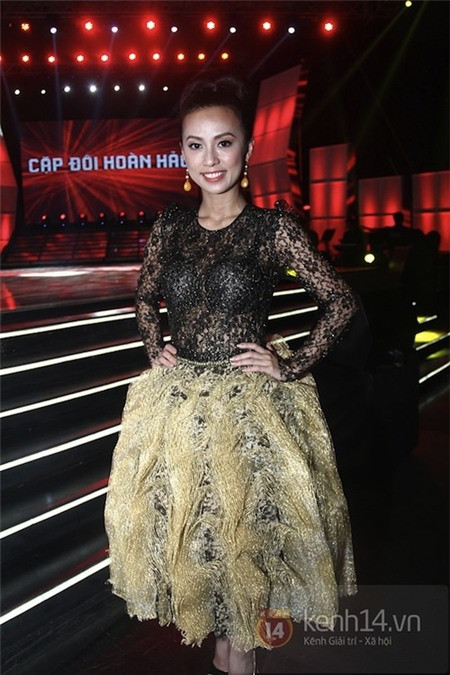 Trở lại Việt Nam với phong cách thời trang đã sang trọng hơn xưa, dù vậy cũng có lúc người đẹp vẫn mắc lỗi phong cách khi tiếp tục say mê các trang phục cầu kỳ. Điển hình là chiếc váy ren này, phần trên thì bó sát và lấp lánh quá mức, phần dưới thì lại lộn xộn như một đống rơm. Trở lại Việt Nam với phong cách thời trang đã sang trọng hơn xưa, dù vậy cũng có lúc người đẹp vẫn mắc lỗi phong cách khi tiếp tục say mê các trang phục cầu kỳ. Điển hình là chiếc váy ren này, phần trên thì bó sát và lấp lánh quá mức, phần dưới thì lại lộn xộn như một đống rơm.