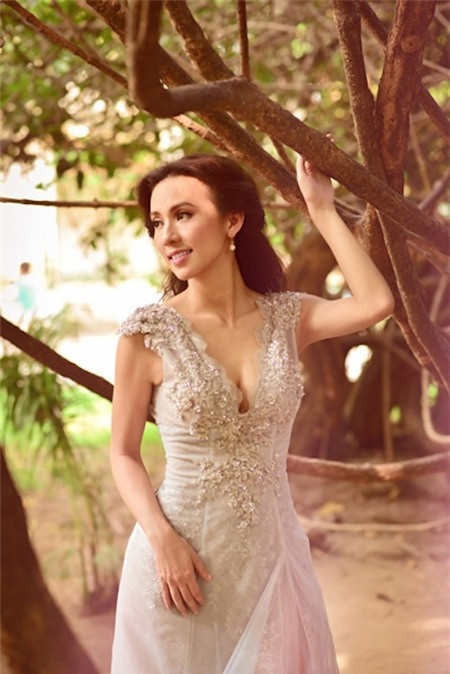 Tất nhiên, những thiết kế váy đính đá và sequin lộng lẫy cũng được Huyền Ny vô cùng ưa chuộng. Tất nhiên, những thiết kế váy đính đá và sequin lộng lẫy cũng được Huyền Ny vô cùng ưa chuộng.