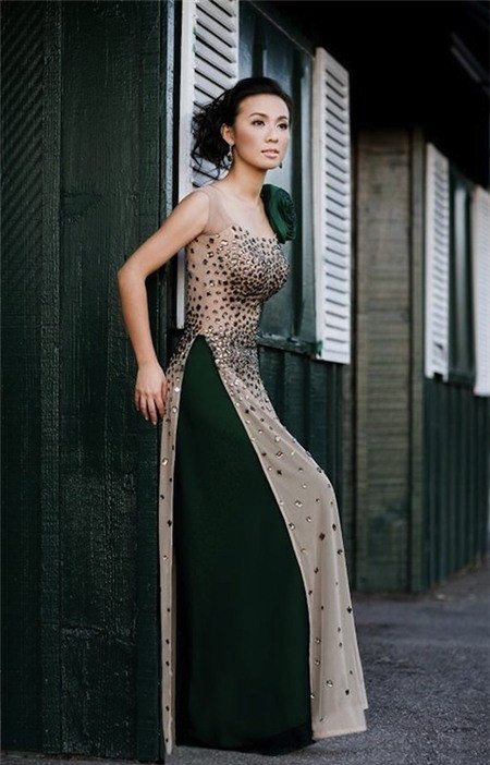 Hay áo dài cách tân vải sheer quyến rũ nhưng lại bị "hỏng" bởi bông hoa lớn màu xanh đậm đính trên vai áo. Hay áo dài cách tân vải sheer quyến rũ nhưng lại bị "hỏng" bởi bông hoa lớn màu xanh đậm đính trên vai áo.