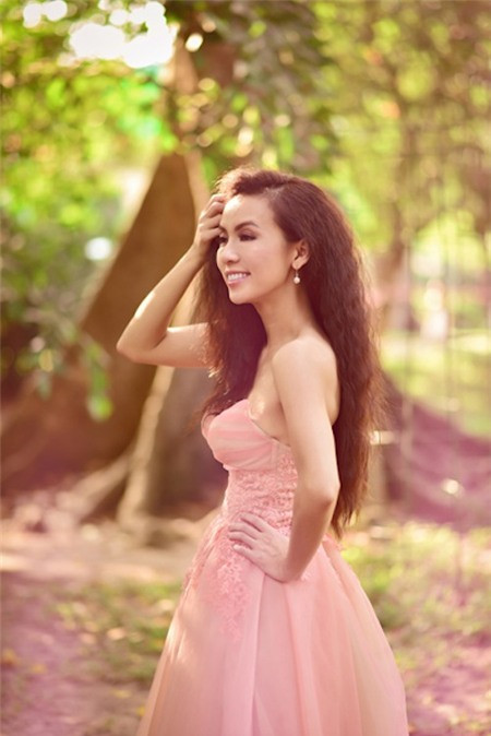 Và ngoài những dáng váy dài chấm gót, thì váy quây ngắn dáng xòe điệu đà, trẻ trung cũng được "lọt" vào mắt nhìn của người đẹp. Và ngoài những dáng váy dài chấm gót, thì váy quây ngắn dáng xòe điệu đà, trẻ trung cũng được "lọt" vào mắt nhìn của người đẹp.