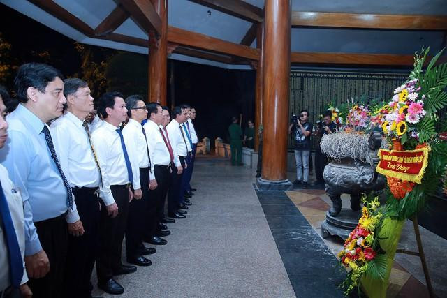 Uỷ viên Bộ Chính trị, Giám đốc Học viện Chính trị quốc gia Hồ Chí Minh, Chủ tịch Hội đồng Lý luận Trung ương Nguyễn Xuân Thắng; Phó Thủ tướng Vũ Đức Đam; lãnh đạo các bộ, ban, ngành Trung ương, địa phương thành kính dâng hương, dâng hoa tưởng niệm tại Nhà bia tưởng niệm Thanh niên xung phong toàn quốc - Ảnh: VGP/Đình Nam Uỷ viên Bộ Chính trị, Giám đốc Học viện Chính trị quốc gia Hồ Chí Minh, Chủ tịch Hội đồng Lý luận Trung ương Nguyễn Xuân Thắng; Phó Thủ tướng Vũ Đức Đam; lãnh đạo các bộ, ban, ngành Trung ương, địa phương thành kính dâng hương, dâng hoa tưởng niệm tại Nhà bia tưởng niệm Thanh niên xung phong toàn quốc - Ảnh: VGP/Đình Nam