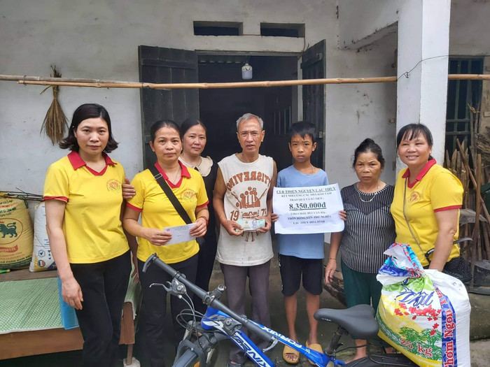 Cô Hường (thứ hai, từ trái qua) tận dụng thời gian rảnh để làm công tác thiện nguyện. Ảnh NVCC