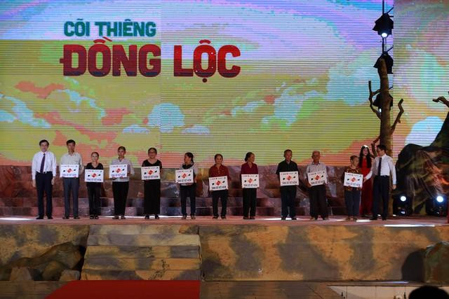 Phó Thủ tướng Vũ Đức Đam trao tặng sổ tiết kiệm cho người có công ở tỉnh Hà Tĩnh - Ảnh: VGP/Đình Nam Phó Thủ tướng Vũ Đức Đam trao tặng sổ tiết kiệm cho người có công ở tỉnh Hà Tĩnh - Ảnh: VGP/Đình Nam