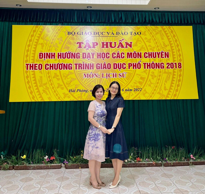 Cô Nguyễn Phương Thảo (bên trái) - Tổ trưởng bộ môn Lịch sử Trường Trung học phổ thông chuyên Bắc Ninh. Ảnh: NVCC