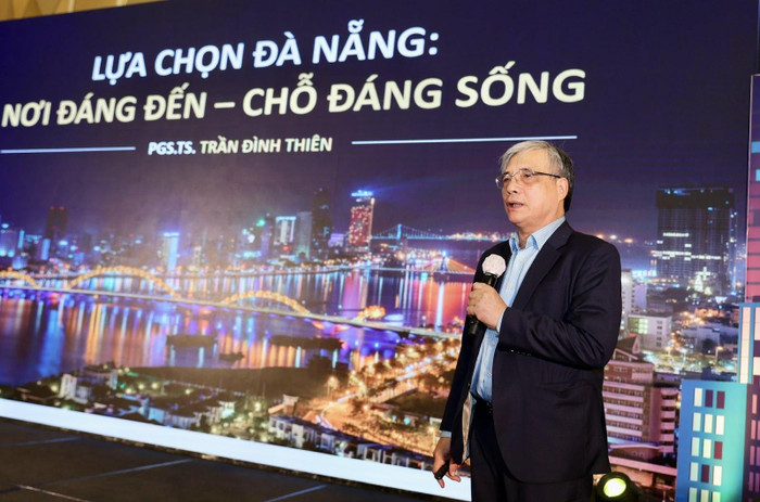 Phó giáo sư - Tiến sĩ Trần Đình Thiên khẳng định Đà Nẵng cần tiến về phía trước, đặt trong cuộc đua mang tính toàn cầu. Phó giáo sư - Tiến sĩ Trần Đình Thiên khẳng định Đà Nẵng cần tiến về phía trước, đặt trong cuộc đua mang tính toàn cầu.
