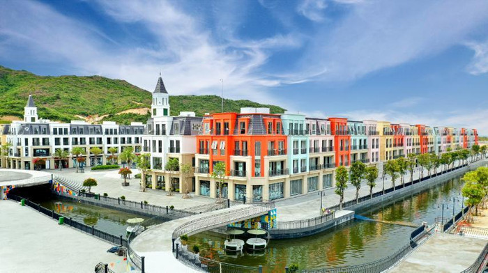 Du khách có thể nhâm nhi café trong không gian lãng mạn với kênh đào Du khách có thể nhâm nhi café trong không gian lãng mạn với kênh đào