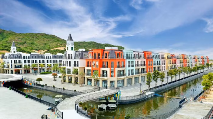 Du khách có thể nhâm nhi café trong không gian lãng mạn với kênh đào Du khách có thể nhâm nhi café trong không gian lãng mạn với kênh đào