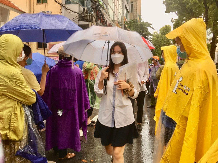 Đội tình nguyện tại điểm Trường Trung học phổ thông Quang Trung – Đống Đa (quận Đống Đa, Hà Nội) đội mưa hỗ trợ thí sinh trong buổi thi buổi chiều. (Ảnh: Ngọc Mai). Đội tình nguyện tại điểm Trường Trung học phổ thông Quang Trung – Đống Đa (quận Đống Đa, Hà Nội) đội mưa hỗ trợ thí sinh trong buổi thi buổi chiều. (Ảnh: Ngọc Mai).