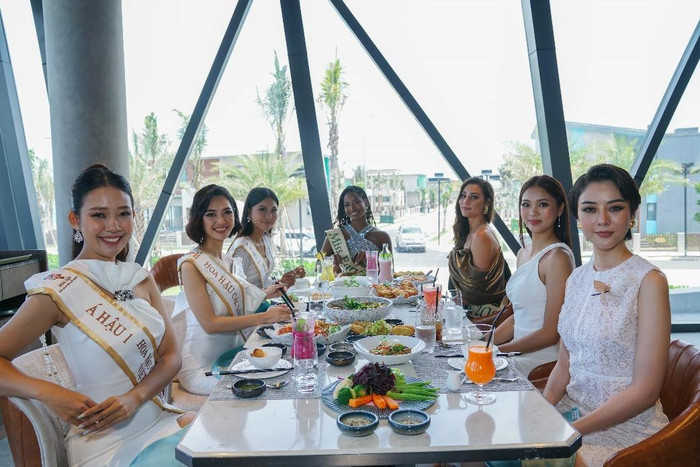 Á hậu Thu Đan (bìa trái) cho biết cô rất thích du lịch biển, chính vì thế từ nhà hàng The Shark cô có thể ngắm biển trong xanh, bao la, tạo cảm giác thư thái. Á hậu Thu Đan (bìa trái) cho biết cô rất thích du lịch biển, chính vì thế từ nhà hàng The Shark cô có thể ngắm biển trong xanh, bao la, tạo cảm giác thư thái.