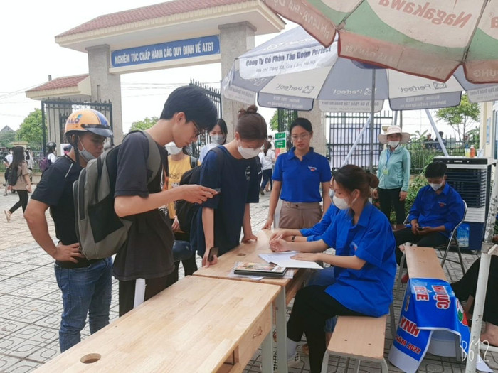 Đội tình nguyện viên tích cực hỗ trợ thí sinh tại điểm thi Trường Trung học cơ sở Minh Tân (huyện Phú Xuyên, Hà Nội). (Ảnh: Nhân vật cung cấp). Đội tình nguyện viên tích cực hỗ trợ thí sinh tại điểm thi Trường Trung học cơ sở Minh Tân (huyện Phú Xuyên, Hà Nội). (Ảnh: Nhân vật cung cấp).