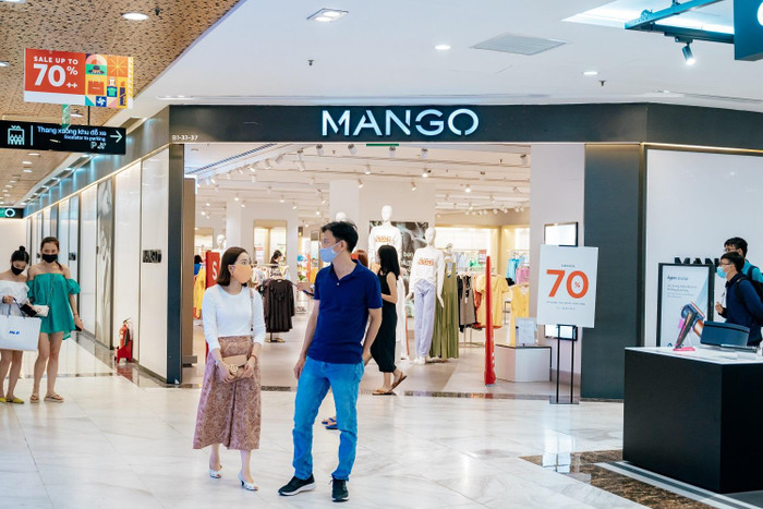 Nhiều thương hiệu quốc tế nổi tiếng giảm giá lên tới 70%, mang đến cơ hội “săn hàng hiệu” giá hời cho người tiêu dùng