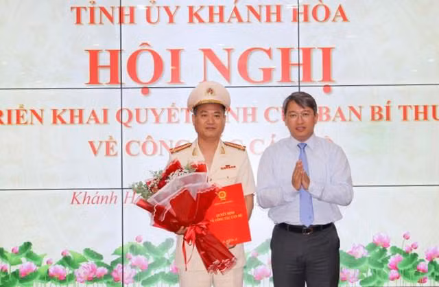 Đồng chí Nguyễn Hải Ninh, Ủy viên Trung ương Đảng, Bí thư Tỉnh ủy Khánh Hòa đã trao quyết định và chúc mừng Đại tá Nguyễn Thế Hùng.