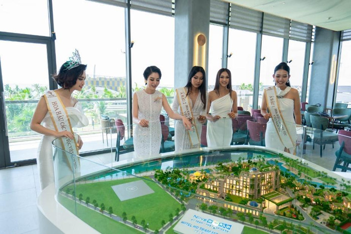 Các người đẹp tham quan tìm hiểu NovaWorld Ho Tram Các người đẹp tham quan tìm hiểu NovaWorld Ho Tram