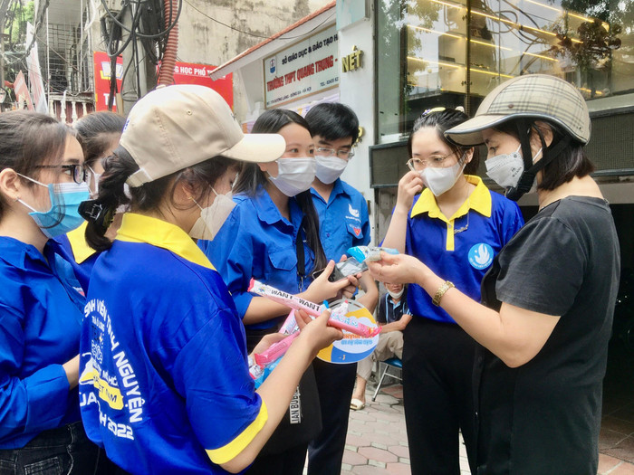 Đội tình nguyện tại điểm Trường Trung học phổ thông Quang Trung – Đống Đa (quận Đống Đa, Hà Nội) cấp phát nước miễn phí cho phụ huynh học sinh. (Ảnh: Ngọc Mai). Đội tình nguyện tại điểm Trường Trung học phổ thông Quang Trung – Đống Đa (quận Đống Đa, Hà Nội) cấp phát nước miễn phí cho phụ huynh học sinh. (Ảnh: Ngọc Mai).