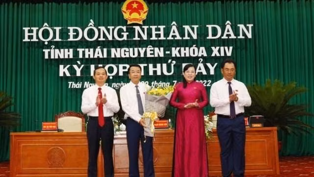 Lãnh đạo tỉnh Thái Nguyên chúc mừng tân Phó Chủ tịch Uỷ ban nhân dân tỉnh Thái Nguyên Nguyễn Thanh Bình (thứ hai bên trái qua).
