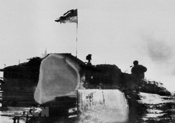 Cờ giải phóng tung bay trên điểm cao 544. (Ảnh: Minh Đức/TTXVN) Cờ giải phóng tung bay trên điểm cao 544. (Ảnh: Minh Đức/TTXVN)