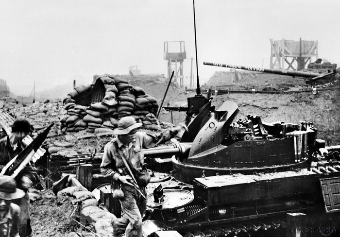 Thu xe và pháo địch tại điểm cao 241. (Ảnh: Đoàn Công Tính/TTXVN phát) Thu xe và pháo địch tại điểm cao 241. (Ảnh: Đoàn Công Tính/TTXVN phát)