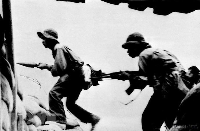 Sau khi giải phóng Đồi Tròn, quân giải phóng xông lên truy kích địch từ Đầu Mầu về điểm cao 241. (Ảnh: Minh Đức/TTXVN) Sau khi giải phóng Đồi Tròn, quân giải phóng xông lên truy kích địch từ Đầu Mầu về điểm cao 241. (Ảnh: Minh Đức/TTXVN)