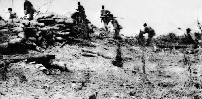 Quân giải phóng cắm cờ chiến thắng trên Đồi Tròn. (Ảnh: Minh Đức/TTXVN) Quân giải phóng cắm cờ chiến thắng trên Đồi Tròn. (Ảnh: Minh Đức/TTXVN)