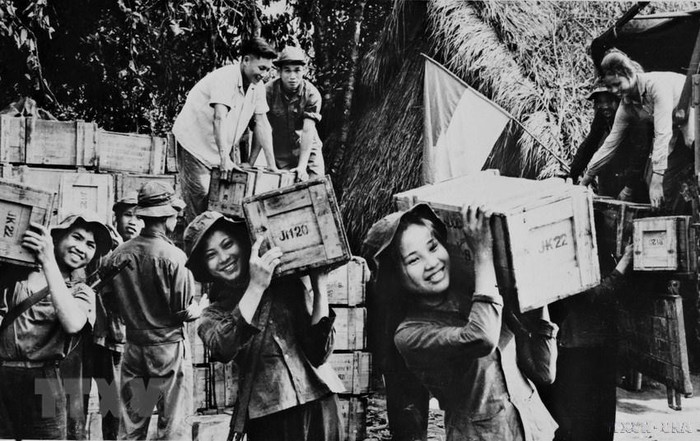 Các chiến sỹ vận tải và dân công hỏa tuyến tiếp đạn cho mặt trận. (Ảnh: Đoàn Công Tính/TTXVN phát) Các chiến sỹ vận tải và dân công hỏa tuyến tiếp đạn cho mặt trận. (Ảnh: Đoàn Công Tính/TTXVN phát)