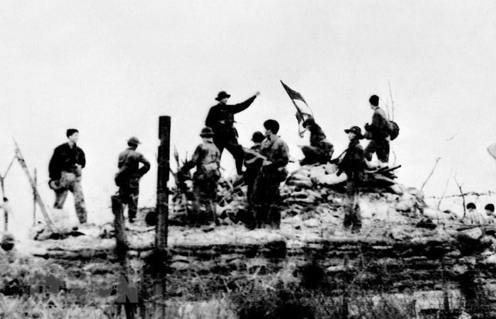 Quân giải phóng cắm cờ chiến thắng trên Đồi Tròn. (Ảnh: Minh Đức/TTXVN) Quân giải phóng cắm cờ chiến thắng trên Đồi Tròn. (Ảnh: Minh Đức/TTXVN)