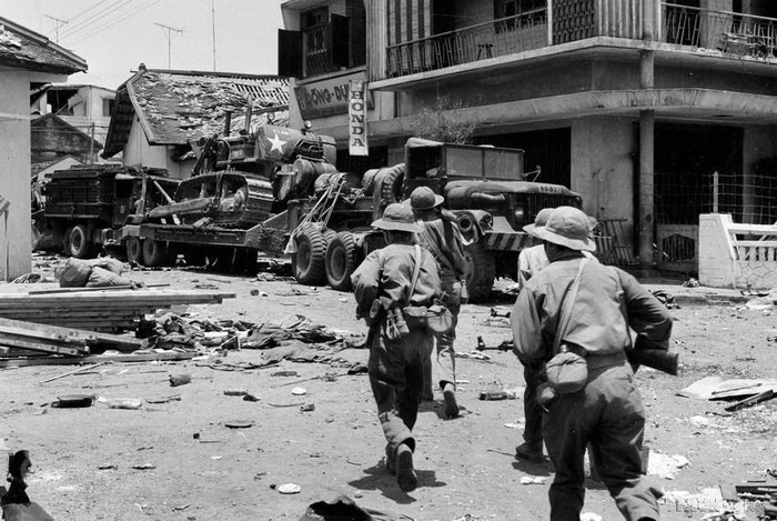 Quân giải phóng tấn công và giải phóng hoàn toàn thị xã Quảng Trị. (Ảnh: Xuân Lâm/TTXVN) Quân giải phóng tấn công và giải phóng hoàn toàn thị xã Quảng Trị. (Ảnh: Xuân Lâm/TTXVN)