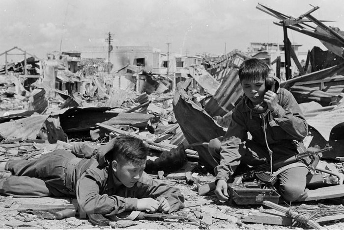 Các chiến sỹ thông tin tại mặt trận bảo vệ thành cổ. (Ảnh: TTXVN) Các chiến sỹ thông tin tại mặt trận bảo vệ thành cổ. (Ảnh: TTXVN)