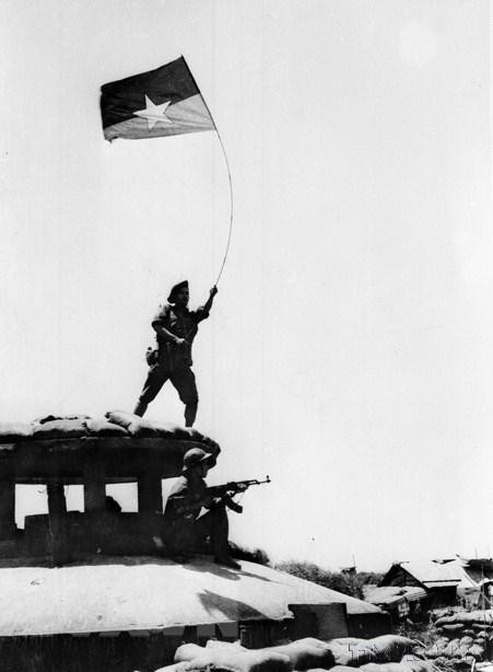 Cờ giải phóng tung bay trên căn cứ địch ở thị trấn Đông Hà. (Ảnh: Văn Bang/TTXVN) Cờ giải phóng tung bay trên căn cứ địch ở thị trấn Đông Hà. (Ảnh: Văn Bang/TTXVN)