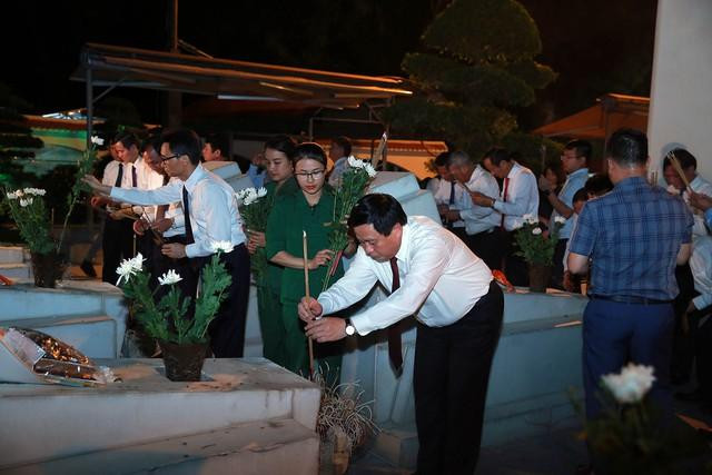 Các đồng chí lãnh đạo thắp hương tưởng niệm tại khu mộ 10 nữ thanh niên xung phong ngã ba Đồng Lộc - Ảnh: VGP/Đình Nam Các đồng chí lãnh đạo thắp hương tưởng niệm tại khu mộ 10 nữ thanh niên xung phong ngã ba Đồng Lộc - Ảnh: VGP/Đình Nam