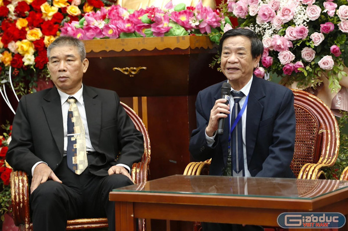 Phó Giáo sư Trịnh Đình Tùng (bên phải) – nguyên Phó trưởng khoa Lịch sử, nguyên Chủ nhiệm Bộ môn Lý luận và phương pháp dạy học Lịch sử (Khoa Lịch sử, trường Đại học Sư phạm Hà Nội). Ảnh: Giaoduc.net.vn