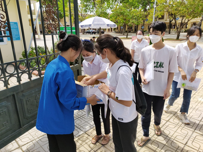 Đoàn viên thanh niên cấp phát nước miễn phí, tiếp sức cho thí sinh tại điểm thi Trường Trung học phổ thông Phú Xuyên A (huyện Phú Xuyên, Hà Nội). (Ảnh: Nhân vật cung cấp). Đoàn viên thanh niên cấp phát nước miễn phí, tiếp sức cho thí sinh tại điểm thi Trường Trung học phổ thông Phú Xuyên A (huyện Phú Xuyên, Hà Nội). (Ảnh: Nhân vật cung cấp).