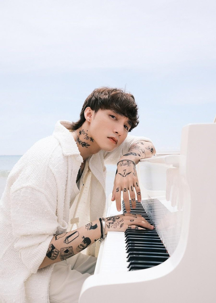 Hình ảnh của Sơn Tùng M-TP trong MV mới ra mắt "There's no one at all". Hình ảnh của Sơn Tùng M-TP trong MV mới ra mắt "There's no one at all".