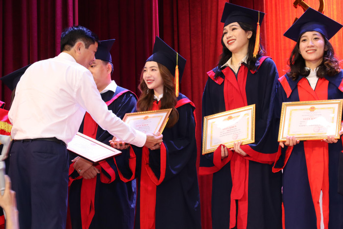 Khánh Linh xuất sắc giành liên tiếp 8 kỳ học bổng xuất sắc trong suốt 4 năm Đại học. Ảnh: NVCC (Khánh Linh đứng thứ 3 từ phải sang)