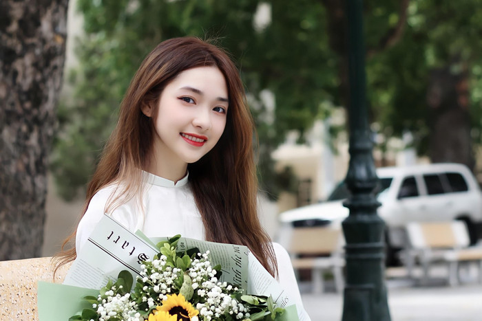 “Chúng mình ở cái độ tuổi 22 lưng chừng, trái tim đầy nhiệt huyết nhưng cũng chỉ là những “chú chim non nớt”, cảm thấy bé nhỏ giữa cuộc đời dài rộng”. Ảnh: NVCC