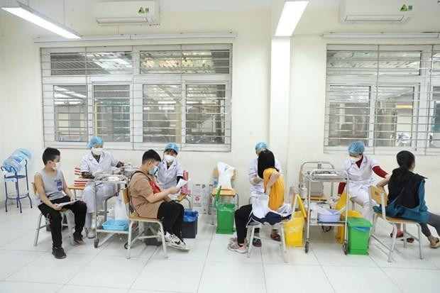 Tiêm vaccine phòng COVID-19 giúp trẻ tránh mắc bệnh, tránh các hậu quả lâu dài của bệnh, giúp trẻ đến trường an toàn. (Ảnh: Minh Quyết/TTXVN) Tiêm vaccine phòng COVID-19 giúp trẻ tránh mắc bệnh, tránh các hậu quả lâu dài của bệnh, giúp trẻ đến trường an toàn. (Ảnh: Minh Quyết/TTXVN)