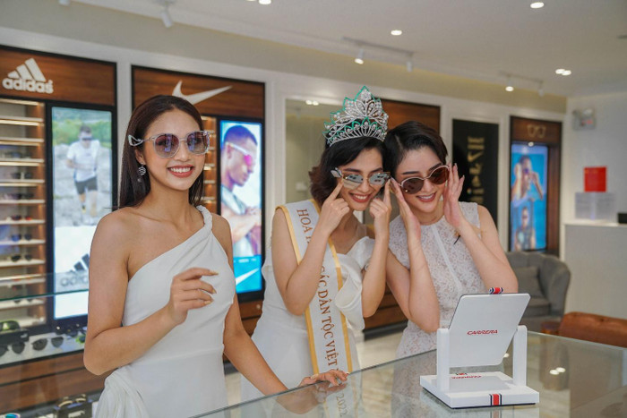 Các nàng hậu thỏa sức mua sắm trên đại lộ shophouse, NovaWorld Ho Tram Các nàng hậu thỏa sức mua sắm trên đại lộ shophouse, NovaWorld Ho Tram