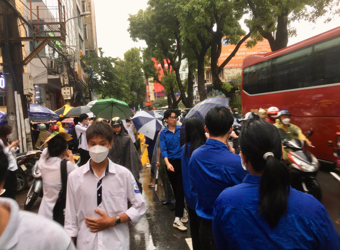 Không quản ngại trời mưa, đội tình nguyện nỗ lực hỗ trợ phân luồng giao thông. (Ảnh: Ngọc Mai). Không quản ngại trời mưa, đội tình nguyện nỗ lực hỗ trợ phân luồng giao thông. (Ảnh: Ngọc Mai).