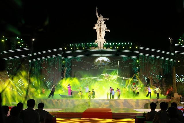 Một tiết mục trong Chương trình nghệ thuật “Cõi thiêng Đồng Lộc” - Ảnh: VGP/Đình Nam Một tiết mục trong Chương trình nghệ thuật “Cõi thiêng Đồng Lộc” - Ảnh: VGP/Đình Nam