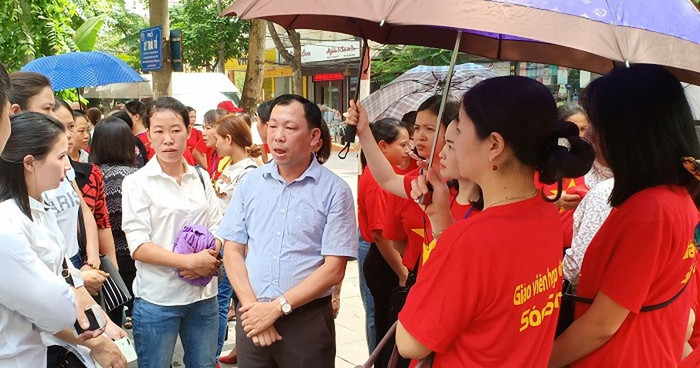 Thầy Nguyễn Viết Tiến đại diện cho hơn 90 giáo viên hợp đồng huyện Sơn Tây mong thành phố có một cơ chế nhân văn (Ảnh: V.N) Thầy Nguyễn Viết Tiến đại diện cho hơn 90 giáo viên hợp đồng huyện Sơn Tây mong thành phố có một cơ chế nhân văn (Ảnh: V.N)