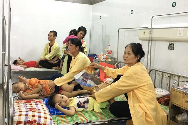 Vẫn còn nhiều người bị ngộ độc phải nhập viện điều trị trong đó có không ít trẻ nhỏ.