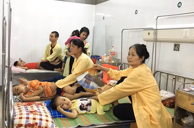 Vẫn còn nhiều người bị ngộ độc phải nhập viện điều trị trong đó có không ít trẻ nhỏ.
