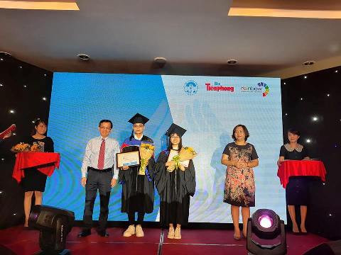 Các tân thủ khoa đầu vào nhận học bổng từ các nhà tài trợ ở buổi lễ của Báo Tiền Phong (ảnh: P.L) Các tân thủ khoa đầu vào nhận học bổng từ các nhà tài trợ ở buổi lễ của Báo Tiền Phong (ảnh: P.L)