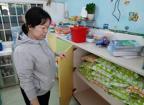 Cô giáo Trường Tuổi thơ cẩn thận cất giữ gối của các em vào tủ, tránh bị ướt do nước mưa (ảnh: P.L) Cô giáo Trường Tuổi thơ cẩn thận cất giữ gối của các em vào tủ, tránh bị ướt do nước mưa (ảnh: P.L)