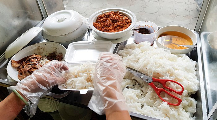 Găng tay là yêu cầu bắt buộc với cả những quán ăn vỉa hè.