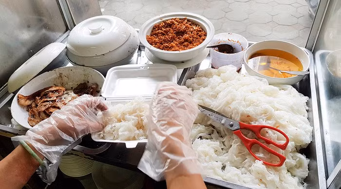 Găng tay là yêu cầu bắt buộc với cả những quán ăn vỉa hè.