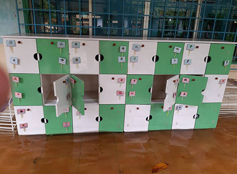 Nhiều đồ dùng như tủ đựng đồ này của trường sẽ hư hỏng do bị ngập trong nước (ảnh: P.L) Nhiều đồ dùng như tủ đựng đồ này của trường sẽ hư hỏng do bị ngập trong nước (ảnh: P.L)