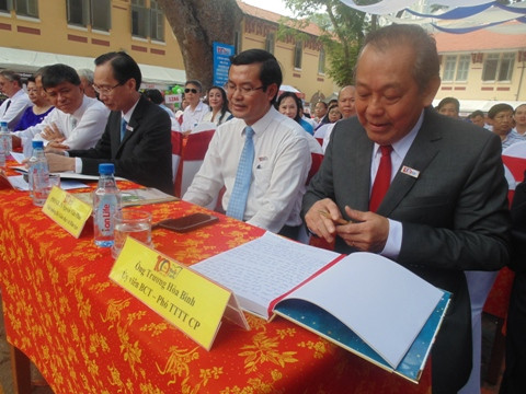 Ông Trương Hòa Bình ghi lưu bút, nhớ lại cảm xúc thiêng liêng nhân 100 năm ngày thành lập trường (ảnh: P.L) Ông Trương Hòa Bình ghi lưu bút, nhớ lại cảm xúc thiêng liêng nhân 100 năm ngày thành lập trường (ảnh: P.L)