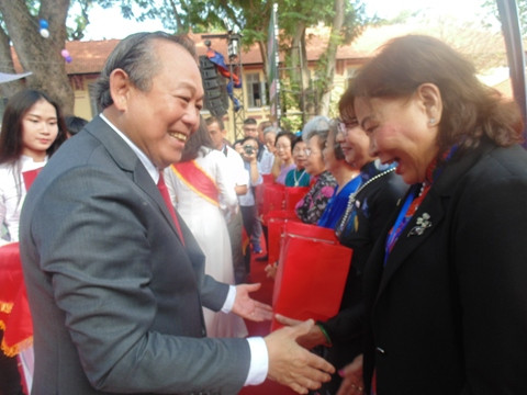 Phó Thủ tướng thường trực Chính phủ vui mừng gặp lại các cô giáo cũ của Trường Marie Curie (ảnh: P.L) Phó Thủ tướng thường trực Chính phủ vui mừng gặp lại các cô giáo cũ của Trường Marie Curie (ảnh: P.L)