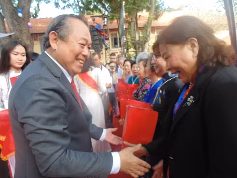 Phó Thủ tướng thường trực Chính phủ vui mừng gặp lại các cô giáo cũ của Trường Marie Curie (ảnh: P.L)