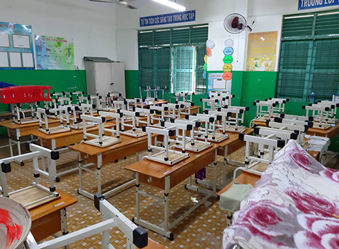 Nước tràn vào phòng học, bàn ghế được thầy cô kê lên cao để tránh bị hư hỏng (ảnh: P.L) Nước tràn vào phòng học, bàn ghế được thầy cô kê lên cao để tránh bị hư hỏng (ảnh: P.L)